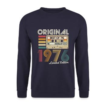 Jahrgang 1976 geboren Retro Kassette Geburtstag - Unisex Pullover - Navy - Vorne - Alina (178cm) & Michal (187cm)