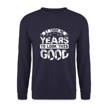 Es hat mich Jahre gekostet, um so gut auszusehen - Unisex Pullover - Navy - Vorne - Alina (178cm) & Michal (187cm)