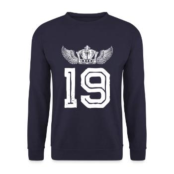 19 Zahl Krone - Unisex Pullover - Navy - Vorne - Alina (178cm) & Michal (187cm)