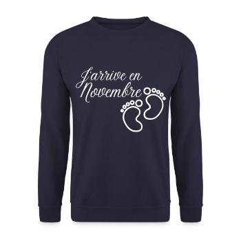 J' arrive en Novembre cadeau naissance futur bébé - Sweat-shirt Unisexe - marine - Devant - Alina (178cm) & Michal (187cm)