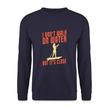I Don't Walk On Water But It's Close Funny SUP - Unisex Pullover - Navy - Vorne - Alina (178cm) & Michal (187cm)