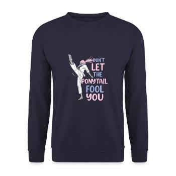Ne laissez pas la queue de cheval vous tromper Karaté drôle - Sweat-shirt Unisexe - marine - Devant - Alina (178cm) & Michal (187cm)