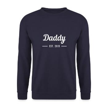 DADDY EST. 2019 - Unisex Pullover - Navy - Vorne - Alina (178cm) & Michal (187cm)