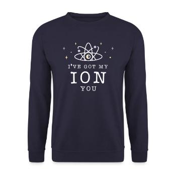Ich habe ein Auge auf dich - Lustiges Wortspiel - Unisex Pullover - Navy - Vorne - Alina (178cm) & Michal (187cm)