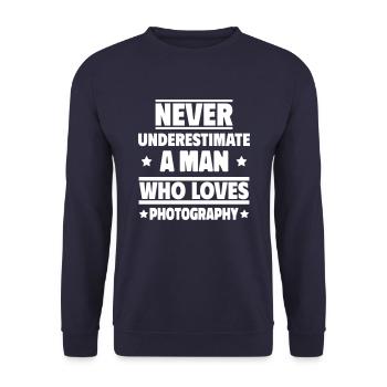 Never underestimate a man who takes pictures - Unisex Sweatshirt - navy - Front - Alina (178cm) & Michal (187cm)