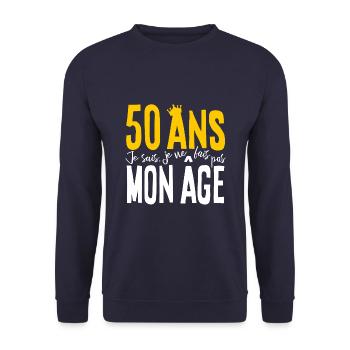 50 ANS Je sais, je ne fais pas mon âge (humour HF) - Sweat-shirt Unisexe - marine - Devant - Alina (178cm) & Michal (187cm)