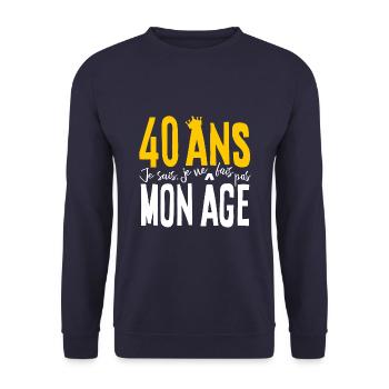 40 ANS Je sais, je ne fais pas mon âge (humour HF) - Sweat-shirt Unisexe - marine - Devant - Alina (178cm) & Michal (187cm)