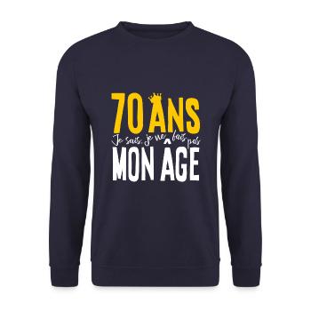 70 ANS Je sais, je ne fais pas mon âge (humour HF) - Sweat-shirt Unisexe - marine - Devant - Alina (178cm) & Michal (187cm)