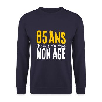 85 ANS Je sais, je ne fais pas mon âge (humour HF) - Sweat-shirt Unisexe - marine - Devant - Alina (178cm) & Michal (187cm)
