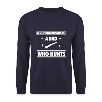 Never underestimate a dad who hunts - Unisex Sweatshirt - navy - Front - Alina (178cm) & Michal (187cm)