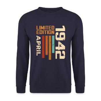Geboren im April 1942 Geburtstagsgeschenk 1942 Retro - Unisex Pullover - Navy - Vorne - Alina (178cm) & Michal (187cm)