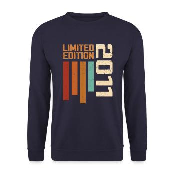 Vintage 2011 Cadeau d’anniversaire 2011 Retro 2011 - Sweat-shirt Unisexe - marine - Devant - Alina (178cm) & Michal (187cm)