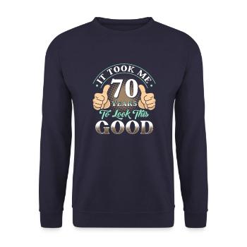 A pris 70 ans - Sweat-shirt Unisexe - marine - Devant - Alina (178cm) & Michal (187cm)