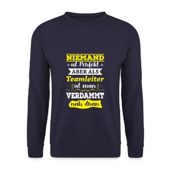 Niemand ist perfekt aber als Teamleiter nah dran - Unisex Pullover - Navy - Vorne - Alina (178cm) & Michal (187cm)