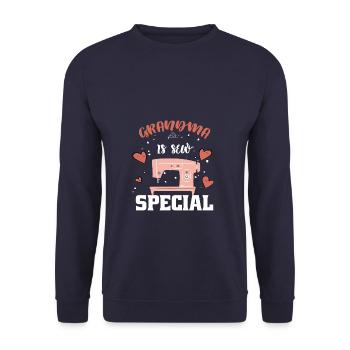 Grandma is Sew Special Sewing Machine Grandmother - Unisex Pullover - Navy - Vorne - Alina (178cm) & Michal (187cm)
