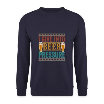 Funny I Give Into Beer Pressure - Unisex Pullover - Navy - Vorne - Alina (178cm) & Michal (187cm)