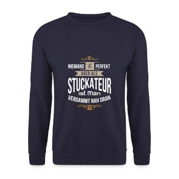 Lustiger Stuckateur Stuck Gips Spruch Geschenkidee - Unisex Pullover - Navy - Vorne - Alina (178cm) & Michal (187cm)
