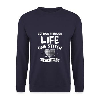 Traverser la vie un point à la fois crochet - Sweat-shirt Unisexe - marine - Devant - Alina (178cm) & Michal (187cm)
