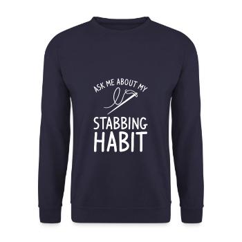 Posez-moi des questions sur mon habitude de poignarder Courtepointe au crochet - Sweat-shirt Unisexe - marine - Devant - Alina (178cm) & Michal (187cm)
