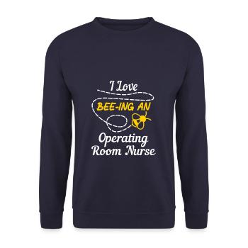 Ich liebe Bienen Eine OP-Krankenschwester ODER Krankenschwestern - Unisex Pullover - Navy - Vorne - Alina (178cm) & Michal (187cm)