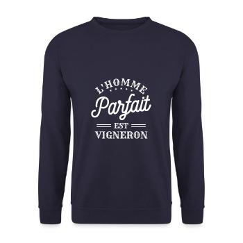 L'Homme Parfait Est Vigneron Viticole - Sweat-shirt Unisexe - marine - Devant - Alina (178cm) & Michal (187cm)