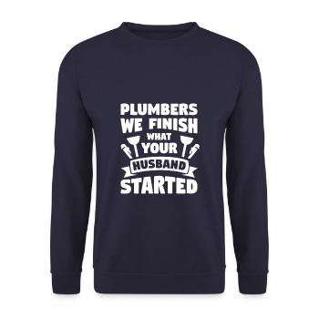 Klempner Wir beenden, was Ihr Mann begonnen hat - Unisex Pullover - Navy - Vorne - Alina (178cm) & Michal (187cm)