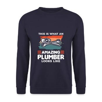 So sieht ein erstaunlicher Klempner aus - Unisex Pullover - Navy - Vorne - Alina (178cm) & Michal (187cm)