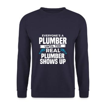 Jeder ist ein Klempner, bis der echte Klempner zeigt - Unisex Pullover - Navy - Vorne - Alina (178cm) & Michal (187cm)