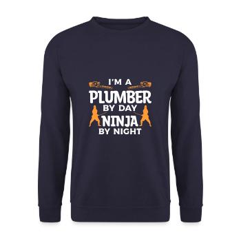 Ich bin ein Klempner bei Tag Ninja bei Nacht Klempner - Unisex Pullover - Navy - Vorne - Alina (178cm) & Michal (187cm)
