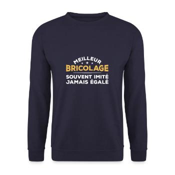 Meilleur Bricoleur Souvent Imité Jamais Égalé - Sweat-shirt Unisexe - marine - Devant - Alina (178cm) & Michal (187cm)