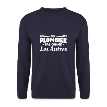 Un Plombier Pas Comme Les Autres Plomberie - Sweat-shirt Unisexe - marine - Devant - Alina (178cm) & Michal (187cm)