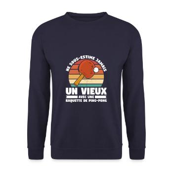Un Vieux Avec Une Raquette De Ping-Pong Pongiste - Sweat-shirt Unisexe - marine - Devant - Alina (178cm) & Michal (187cm)