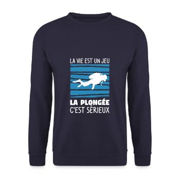 La Vie Est Un Jeu La Plongée C'est Sérieux - Sweat-shirt Unisexe - marine - Devant - Alina (178cm) & Michal (187cm)