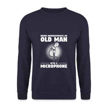 Unterschätzen Sie niemals einen alten Mann mit einem Mikrofon - Unisex Pullover - Navy - Vorne - Alina (178cm) & Michal (187cm)
