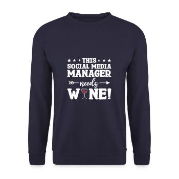 Dieser Social-Media-Manager braucht Wein - Unisex Pullover - Navy - Vorne - Alina (178cm) & Michal (187cm)