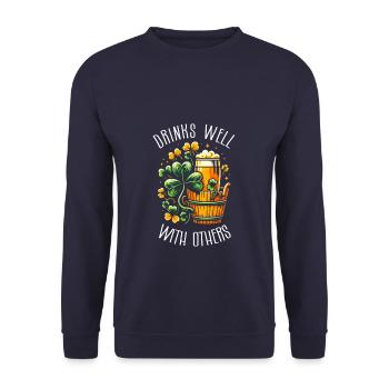 Se boit bien avec les autres Shamrock de la Saint-Patrick - Sweat-shirt Unisexe - marine - Devant - Alina (178cm) & Michal (187cm)