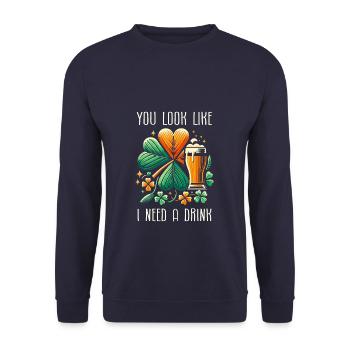 Du siehst aus, als bräuchte ich einen Drink Irischer St. Patricks Day - Unisex Pullover - Navy - Vorne - Alina (178cm) & Michal (187cm)