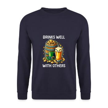 Se boit bien avec les autres Bière de la Saint-Patrick - Sweat-shirt Unisexe - marine - Devant - Alina (178cm) & Michal (187cm)