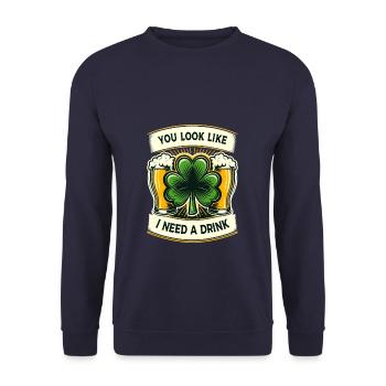 Du siehst aus, als bräuchte ich einen Drink Irischer St. Patricks Day - Unisex Pullover - Navy - Vorne - Alina (178cm) & Michal (187cm)