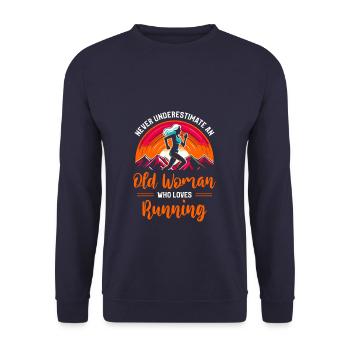 Unterschätze niemals eine alte Frau, die das Laufen liebt - Unisex Pullover - Navy - Vorne - Alina (178cm) & Michal (187cm)
