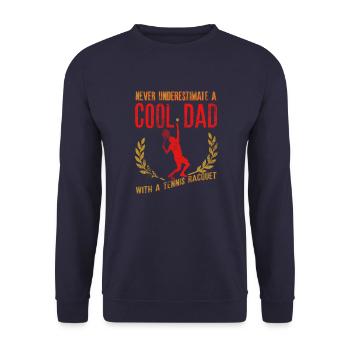 Unterschätze niemals einen coolen Vater mit einem Schläger - Unisex Pullover - Navy - Vorne - Alina (178cm) & Michal (187cm)