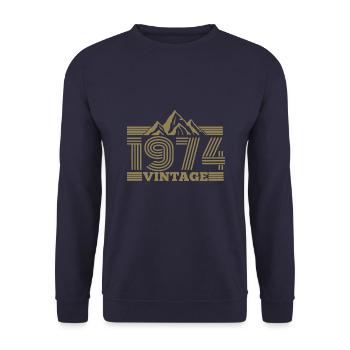 jahrgang 1974 Geburtstag Berge Wandern Klettern - Unisex Pullover - Navy - Vorne - Alina (178cm) & Michal (187cm)
