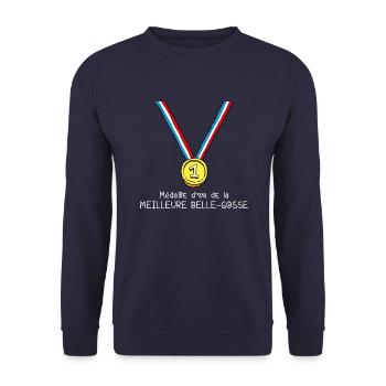 T-shirt Médaille d'or de la meilleure belle-gosse - Sweat-shirt Unisexe - marine - Devant - Alina (178cm) & Michal (187cm)