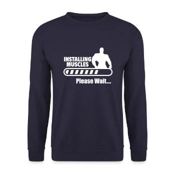 Muskelaufbau in Arbeit, Humorvolles Design - Unisex Pullover - Navy - Vorne - Alina (178cm) & Michal (187cm)