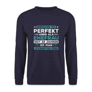 Hochzeitstag Jubiläum Verheiratet Ehe Ehefrau - Unisex Pullover - Navy - Vorne - Alina (178cm) & Michal (187cm)
