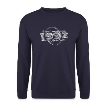 Einzigartig seit 1992 Retro Sprüche 30. Geburtstag - Unisex Pullover - Navy - Vorne - Alina (178cm) & Michal (187cm)