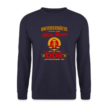 Alter Mann der in der DDR Geboren wurde - Unisex Pullover - Navy - Vorne - Alina (178cm) & Michal (187cm)