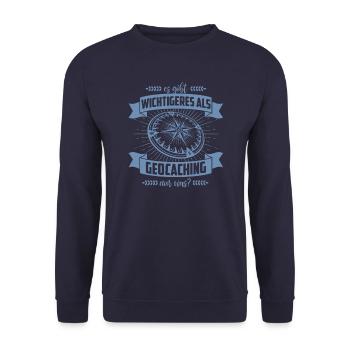 Geocacher Geschenkideen es gibt Wichtigeres - Unisex Pullover - Navy - Vorne - Alina (178cm) & Michal (187cm)
