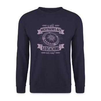 Geocacher Geschenkideen es gibt Wichtigeres - Unisex Pullover - Navy - Vorne - Alina (178cm) & Michal (187cm)