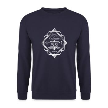 Jahrgang 1973 Sprüche gereift zur perfektion - Unisex Pullover - Navy - Vorne - Alina (178cm) & Michal (187cm)